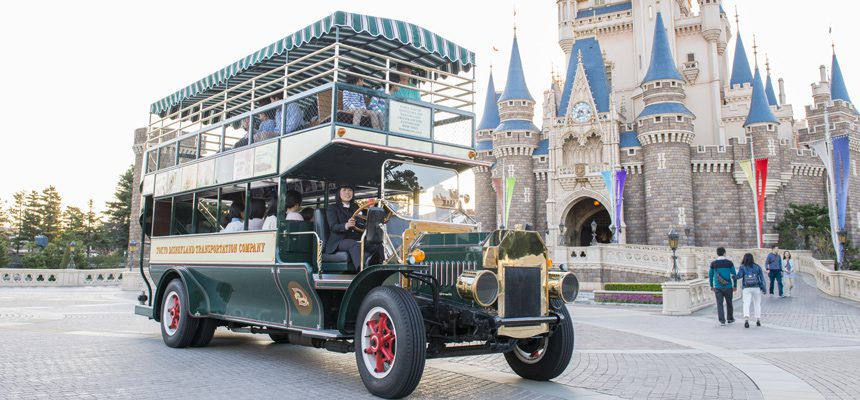 Best Attractions in Tokyo Disneyland you need to experience, Plaza tour