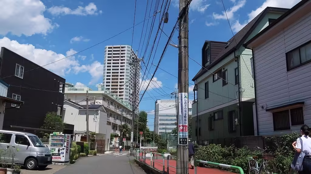In front of the Hasegawa Pottery Gallery - Yofukashi no Uta Real life Locations in Japan