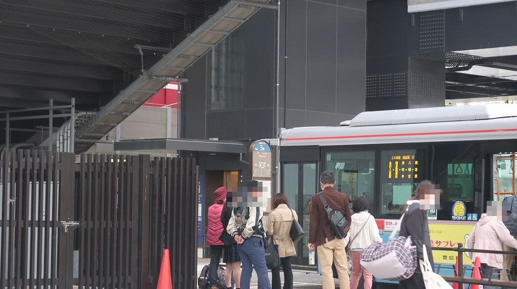 Real-life comparison photo for Keikyu Kanazawa-Hakkei Station Front
